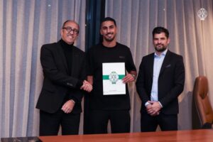 أيمن برقوق يعلن انضمامه للرجاء الرياضي رسميًا