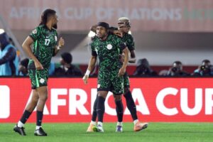 لاعبو نيجيريا يقاطعون التدريبات قبل مواجهة الجزائر احتجاجًا