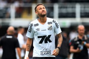 سانتوس يعلن تجديد عقد نيمار حتى 2026 بعد موسم صعب