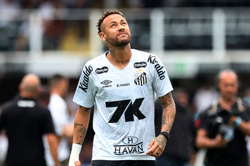 سانتوس يعلن تجديد عقد نيمار حتى 2026 بعد موسم صعب