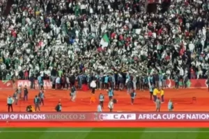 "الكاف" يفتح تحقيقًا في شغب مباراة نيجيريا والجزائر