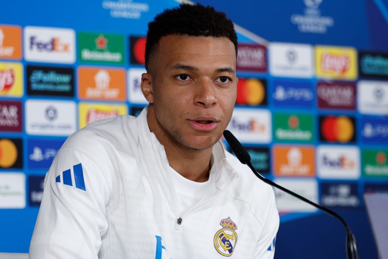 مبابي يعلق على صافرات الجمهور ويُحذر من استهداف اللاعبين