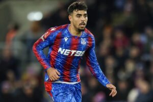 كريستال بالاس يحتفل بعودة المدافع المغربي شادي رياض