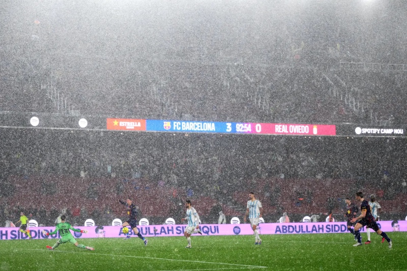 الأمطار تكشف عن خلل في "كامب نو" بعد التجديد.