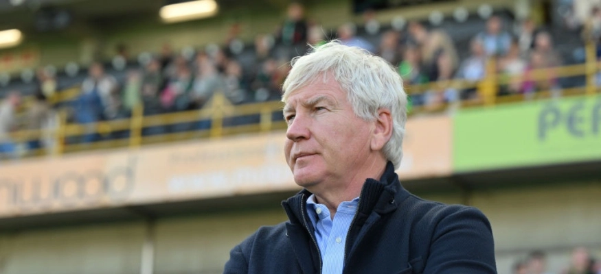 مدرب الكاميرون يعلن عن صراع قانوني بعد منعه من "الكان"