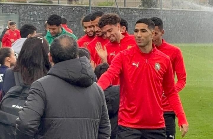 المنتخب المغربي يستقبل أبناء شهداء الأمن في معسكره بـ"كان 2025"