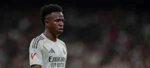 فينيسيوس يعلق على صافرات الجماهير بعد خسارة الألقاب