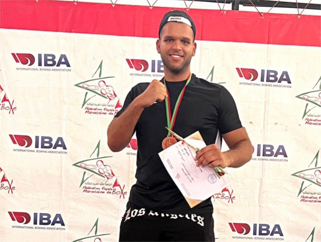 شكيرش يوافق على عرض احترافي هولندي، يصدم الملاكمة المغربية