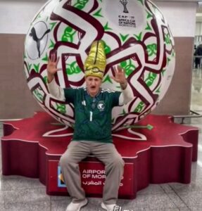 مشجع سعودي شهير يصل المغرب لمتابعة كأس أمم إفريقيا