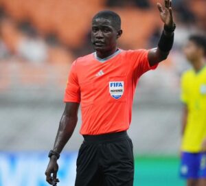 "الكاف" يعلن طاقم حكام مباراة مصر والسنغال بنصف النهائي