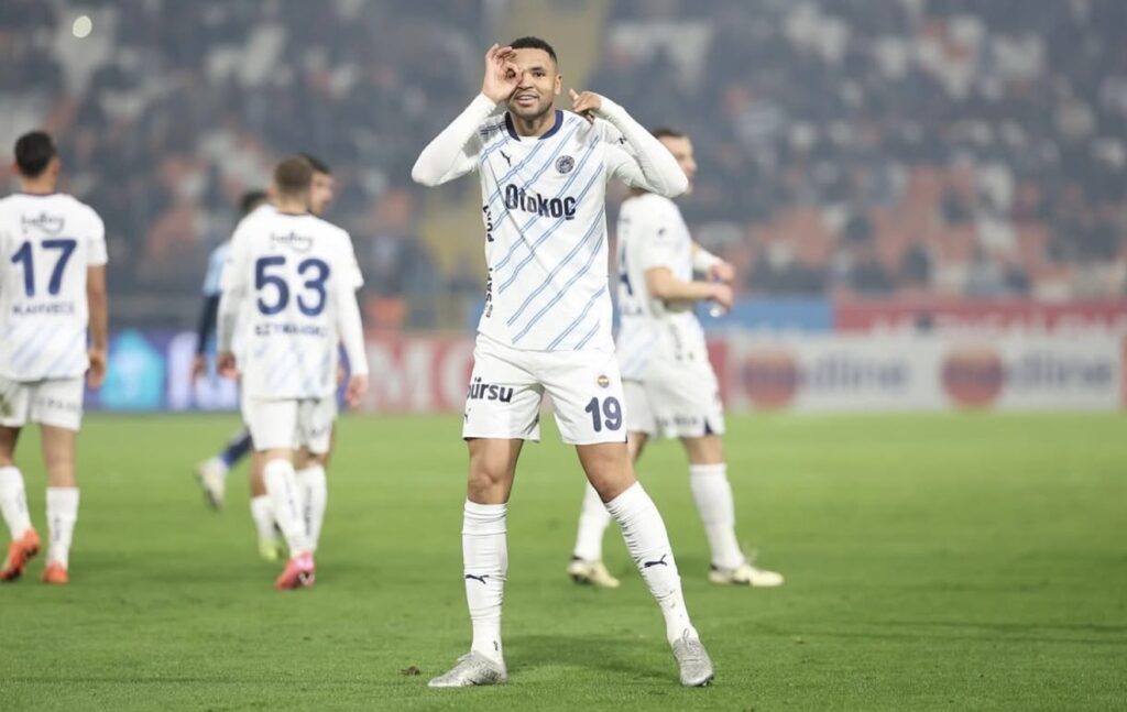 مدرب فنربخشة يعلن تمسكه بالمهاجم النصيري