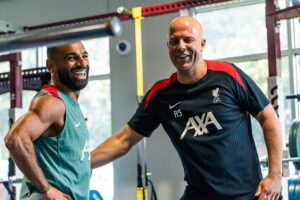 سلوت يلمح بمشاركة صلاح أساسيًا أمام مارسيليا