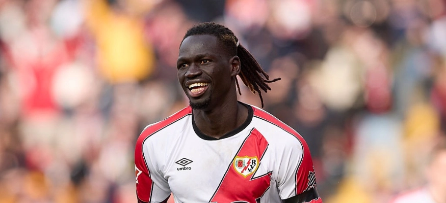 رايو فايكانو يتعرض لانتقادات لعدم تكريم لاعب سنغالي