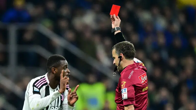 يوفنتوس يهاجم التحكيم الإيطالي بعد طرد كالولو في ديربي ميلانو