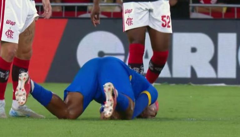 لاعب سامبايو كوريا يتعرض لنوبة صرع مفاجئة بملعب ماراكانا