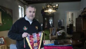 رجل أعمال يعلن ترشحه لرئاسة برشلونة في مارس