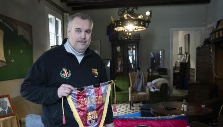 رجل أعمال يعلن ترشحه لرئاسة برشلونة في مارس