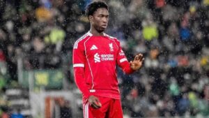 سلوت يشرك ناشئًا (15 عامًا) في تدريبات ليفربول