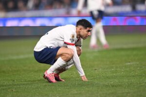 حكيمي يطرد ويغيب عن "الكلاسيكو" الفرنسي بعد تقييم ضعيف