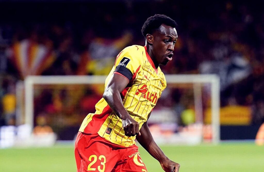 سعود عبد الحميد يصنع هدفًا ويقود لانس للفوز على باريس