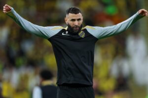 بنزيما ينتقل للهلال: غضب جماهيري واسع وردود فعل عنيفة