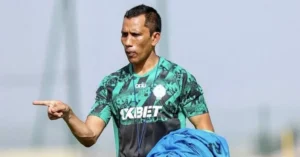 الرجاء الرياضي يرفض إقالة المدرب فالدلو رسميًا