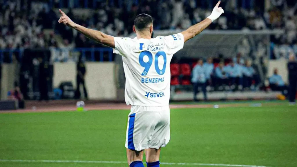 بنزيما يسجل "هاتريك" ويعادل رقمًا للاعب مغربي في الهلال