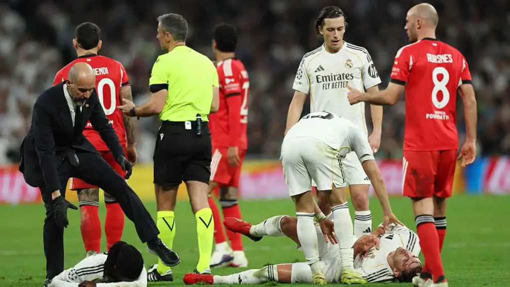 نجم ريال مدريد يغادر مواجهة بنفيكا في سيارة إسعاف