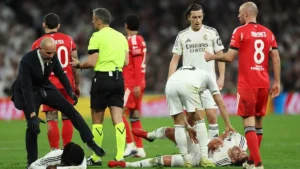 نجم ريال مدريد يغادر مواجهة بنفيكا في سيارة إسعاف