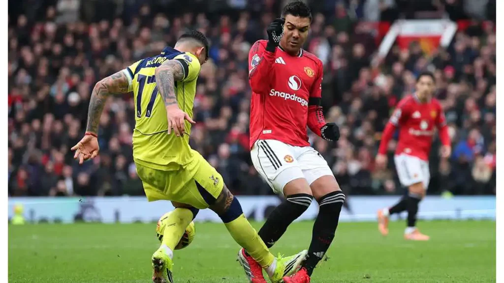 روميرو يُطرد بعد تدخل عنيف على كاسيميرو في مباراة توتنهام.