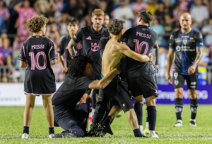 ميسي يسقط أرضًا بعد اقتحام الملعب في مباراة ودية