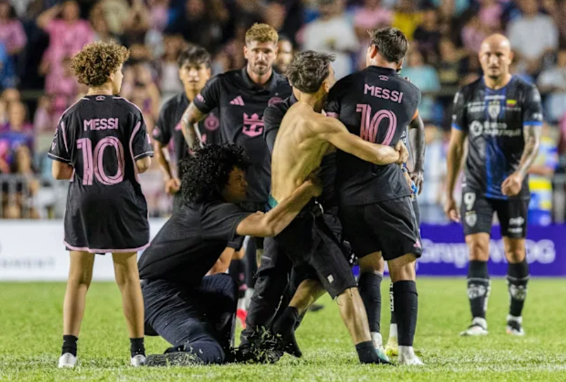 ميسي يسقط أرضًا بعد اقتحام الملعب في مباراة ودية
