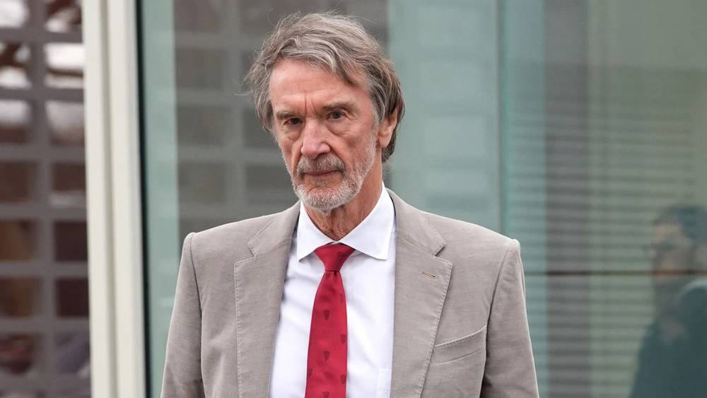 مالك مانشستر يونايتد يثير الجدل بتصريحات حول الهجرة والإعانات