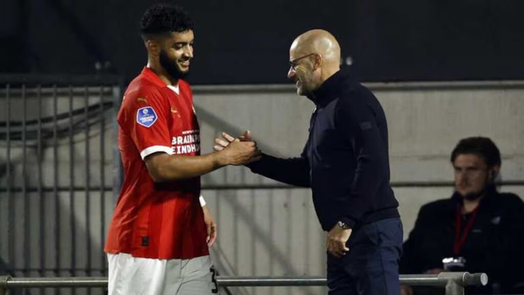 مدرب آيندهوفن يواجه انتقادات بسبب استبعاد صيباري