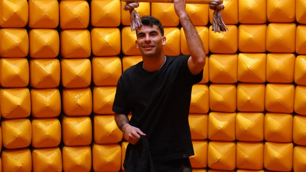 زيزو يُصاب بيده أثناء مشاركته ببرنامج "رامز ليفل الوحش"