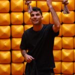 زيزو يُصاب بيده أثناء مشاركته ببرنامج "رامز ليفل الوحش"