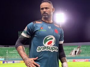 حارس مرمى برازيلي يشارك بمباراة بعد إدانته بالقتل