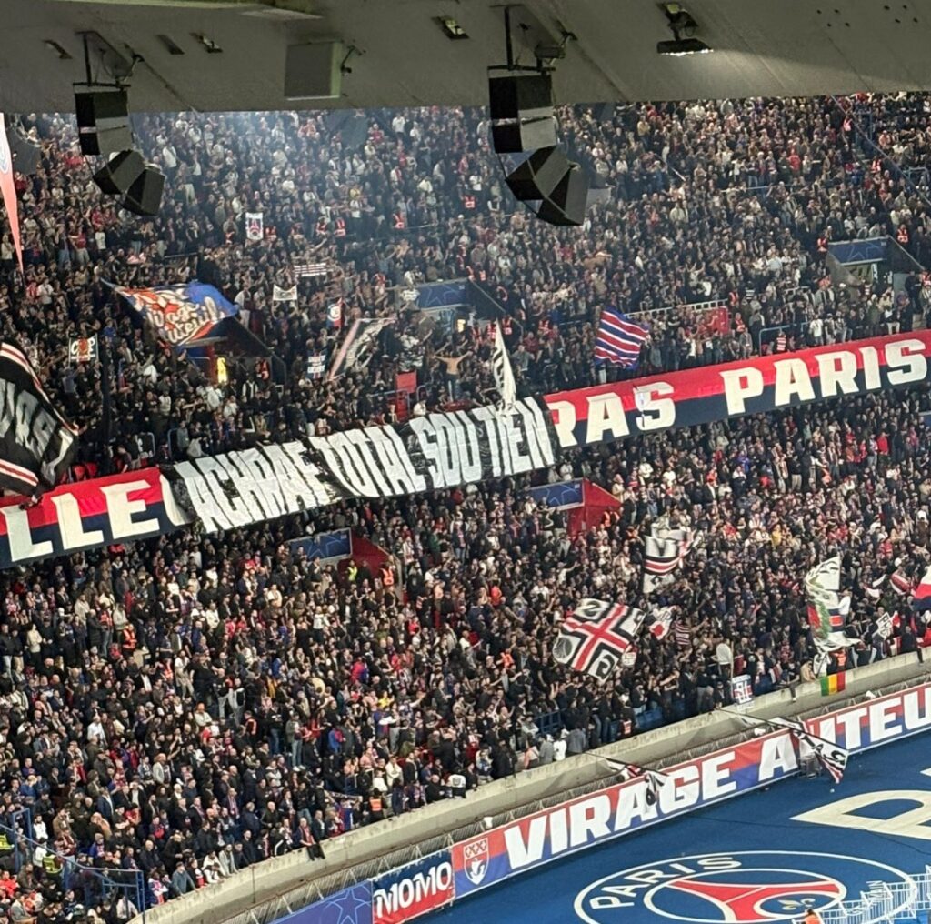 جماهير باريس سان جيرمان تفاجئ حكيمي برسالة دعم خلال مواجهة موناكو