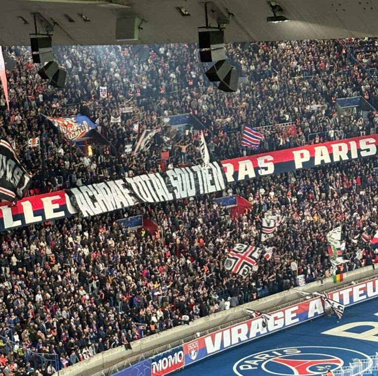جماهير باريس سان جيرمان تفاجئ حكيمي برسالة دعم خلال مواجهة موناكو