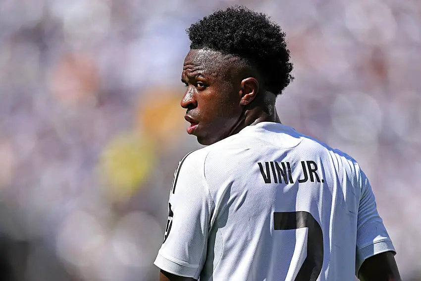 إسبانيا: عقوبة صارمة ضد مشجع ألقى موزة على فينيسيوس