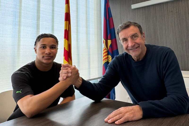 برشلونة يعلن ضم الإنجليزي أجاى تافاريس (16 عامًا)