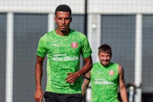 مدرب جيرونا يوضح غياب أوناحي عن كلاسيكو برشلونة