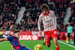 جيرونا يفوز على برشلونة ويضعف حظوظه بالدوري الإسباني