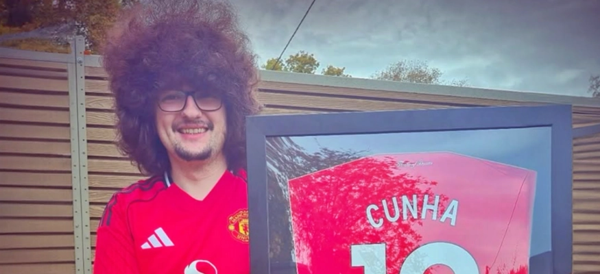 مشجع لمانشستر يونايتد ينتظر حلاقة شعره بعد وعد