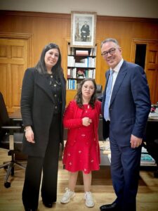 لقجع يستقبل المشجعة رانيا تكريمًا لدعمها للمنتخب المغربي