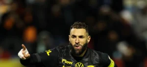 بنزيما يودع اتحاد جدة رسميًا بعد انتقاله للهلال