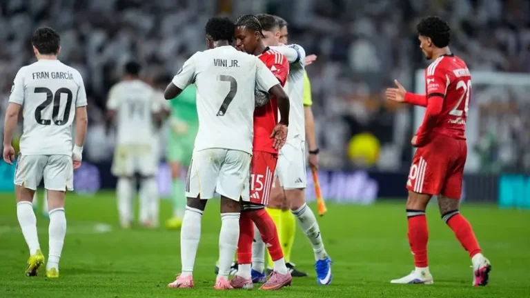 جماهير بنفيكا تطالب بطرد لاعبها بعد طلبه قميص فينيسيوس