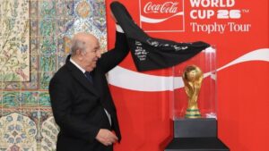 تبون يستقبل وفد "فيفا" ومجسم كأس العالم يثير سخرية.