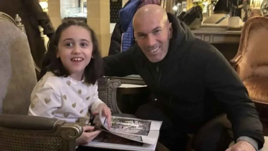 زيدان يوقع قميصًا لجمع التبرعات لطفلة فرنسية مريضة