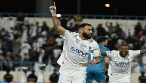 بنزيما يسجل أول أهدافه مع الهلال في مباراة الأخدود